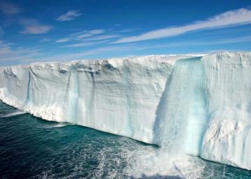 NASA: Таяние полярных льдов смещает ось вращения Земли