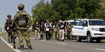 Наблюдатели миссии ОБСЕ попали под обстрел боевиков