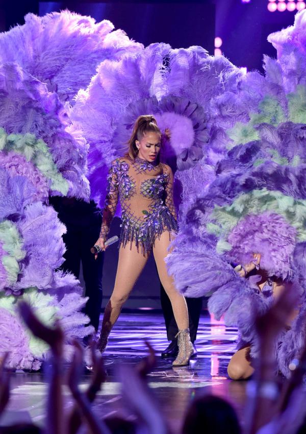 Дженнифер Лопес впечатлила публику своим выступлением в финале шоу American Idol (ВИДЕО)