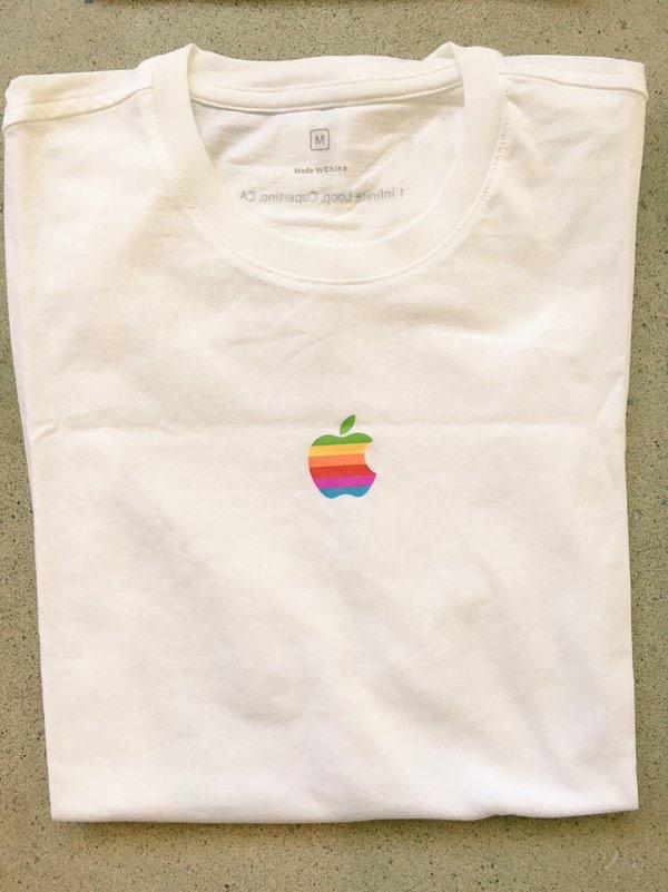 Для истинных фанатов Apple. Компания представила фирменную коллекцию футболок (ФОТО)