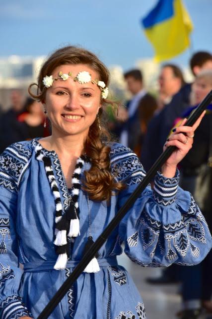 Украинцы организовали в Париже дефиле в вышиванках (ФОТО)