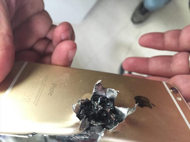 iPhone остановил пулю и спас жизнь своему владельцу (ФОТО)