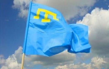 В Крыму развернули гигантский крымско-татарский флаг