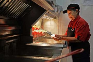 В Сингапуре нашли самого пожилого сотрудника McDonald's