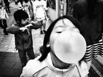 “Здесь и сейчас”: черно-белый фотопроект мастера из Японии (ФОТО)