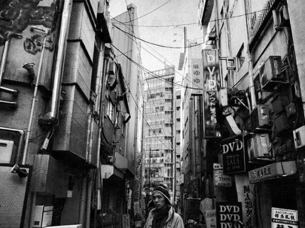 “Здесь и сейчас”: черно-белый фотопроект мастера из Японии (ФОТО)