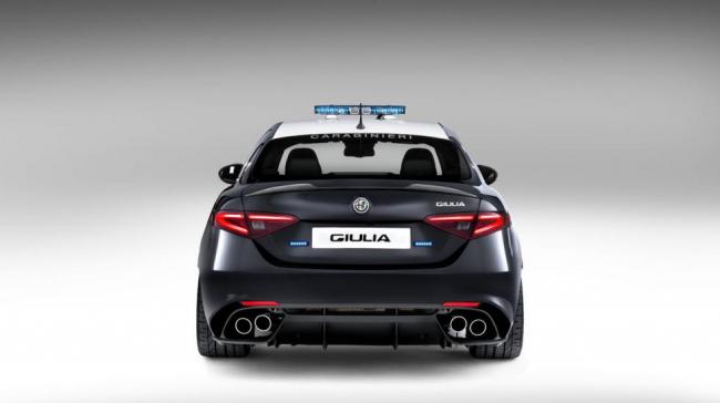 Alfa Romeo подарила итальянцам полицейские автомобили (ФОТО)