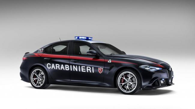 Alfa Romeo подарила итальянцам полицейские автомобили (ФОТО)