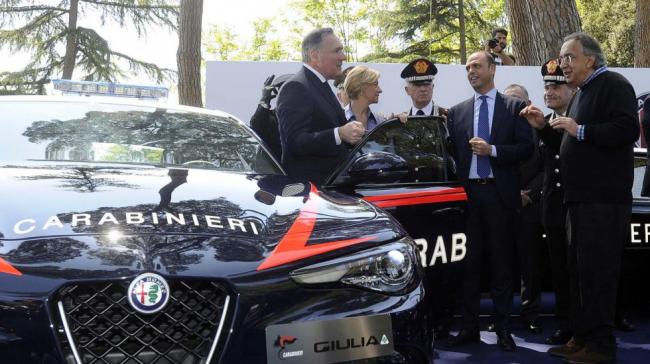 Alfa Romeo подарила итальянцам полицейские автомобили (ФОТО)
