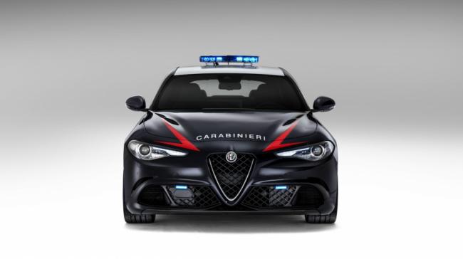 Alfa Romeo подарила итальянцам полицейские автомобили (ФОТО)