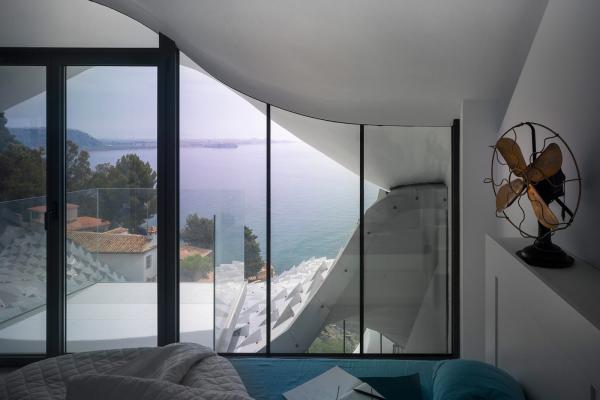 Образ морской волны над Средиземным морем: необычный жилой дом в Испании (ФОТО)