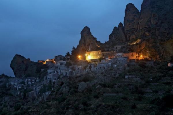 Путешествие в Европу: заброшенные деревни Италии (ФОТО)