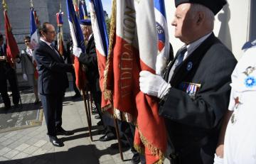 Олланд возглавил в Париже церемонию в честь годовщины окончания Второй мировой войны 