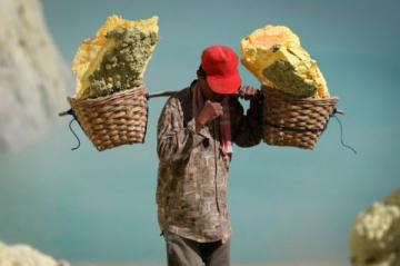 Мужская работа: как добывают серу у вулкана в Индонезии (ФОТО