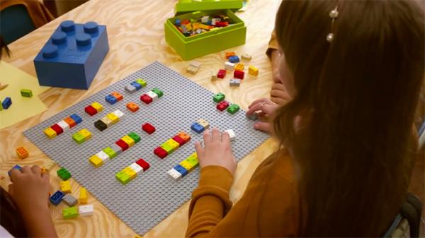 «Кубики Брайля», внешне похожие на LEGO, помогают незрячим детям учиться читать (ФОТО)
