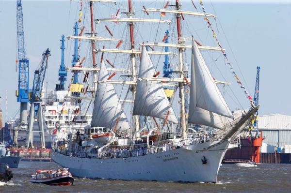 Путешествие в Европу: зрелищный парад кораблей в Гамбурге (ФОТО)