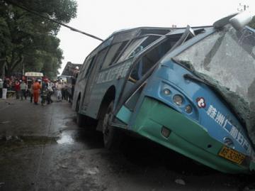 В Китае автобус рухнул в 20-метровую канаву