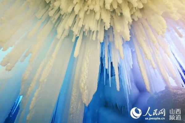 Уникальная «Ледяная пещера» в горах Китая (ФОТО)