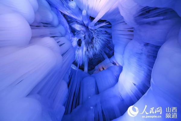 Уникальная «Ледяная пещера» в горах Китая (ФОТО)