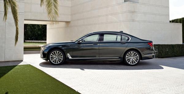Компания BMW представила самые мощные модели 7 Series (ФОТО)