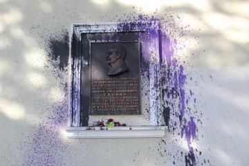Кошмар российского “патриота”: в Крыму неизвестные осквернили мемориальную доску Сталина