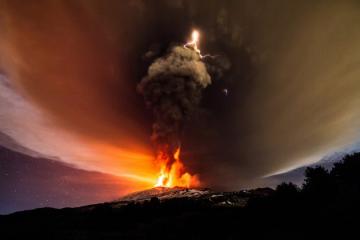 Крупнейший в Европе вулкан начал свое извержение (ВИДЕО)