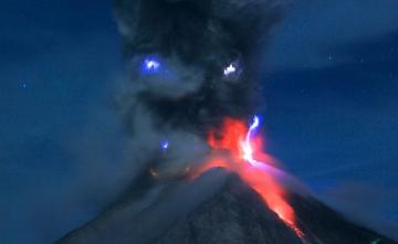 Вслед за Этной проснулся смертоносный вулкан Синабунг