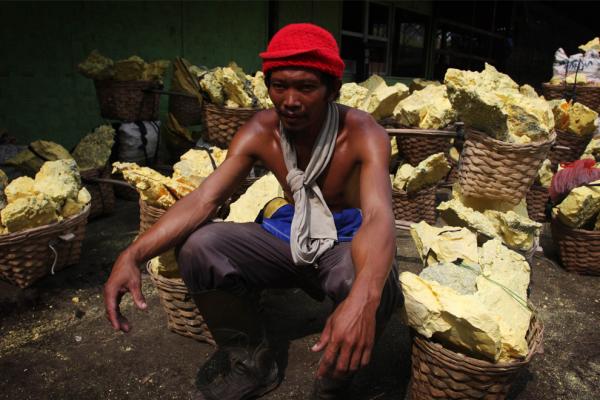 Заработок в Индонезии, или как люди добывают серу из вулкана (ФОТО)