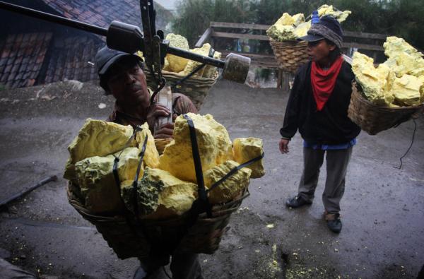 Заработок в Индонезии, или как люди добывают серу из вулкана (ФОТО)