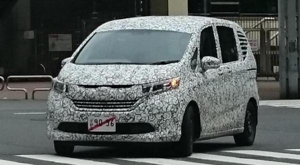 В Сети появилось шпионское фото минивэна Honda Freed нового поколения