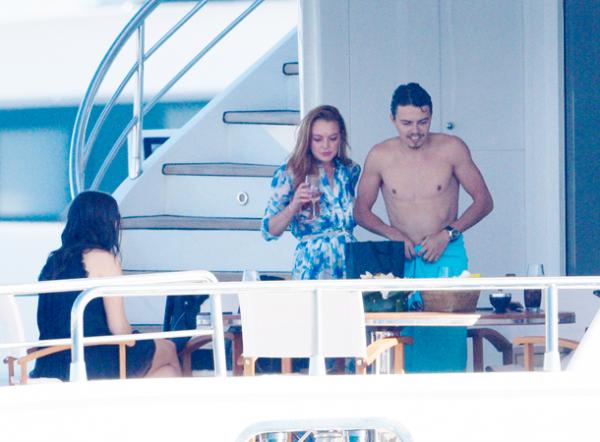 Линдси Лохан отдыхает в Каннах с женихом (ФОТО)