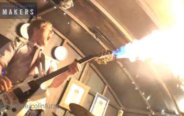 Британский изобретатель создал гитару-огнемет (ВИДЕО)