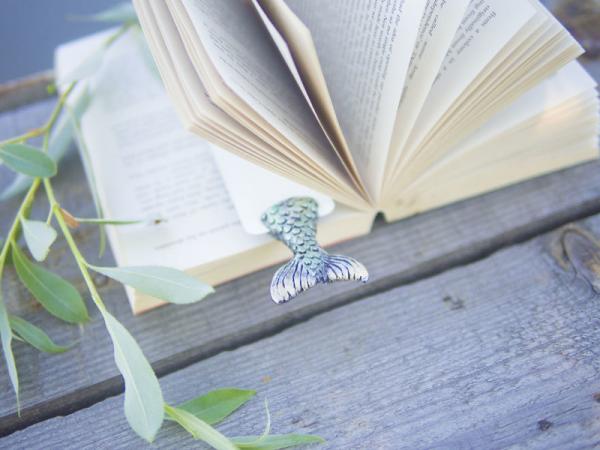 Оригинальные закладки, благодаря которым из ваших книг будут торчать ноги и лапы любимых персонажей (ФОТО)