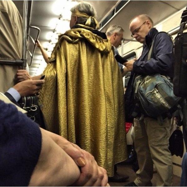 15 самых нелепых и странных нарядов в метро (ФОТО)