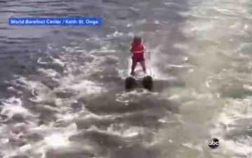 Полугодовалая девочка установила мировой рекорд на водных лыжах (ВИДЕО)