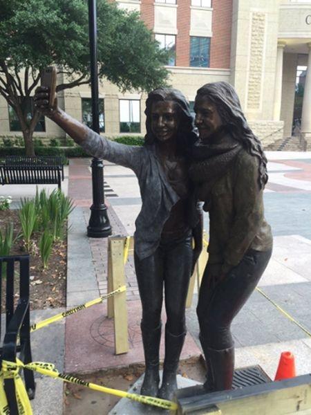 Глупость по-американски: в штате Техас установили памятник селфи (ФОТО)