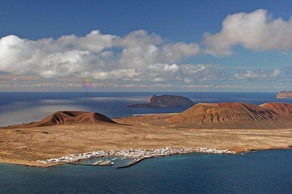 Удивительные “марсианские” пейзажи знаменитого острова Лансароте (ФОТО)