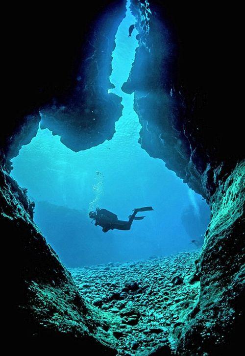 Удивительные подводные пещеры на снимках Чарли Юнга (ФОТО)