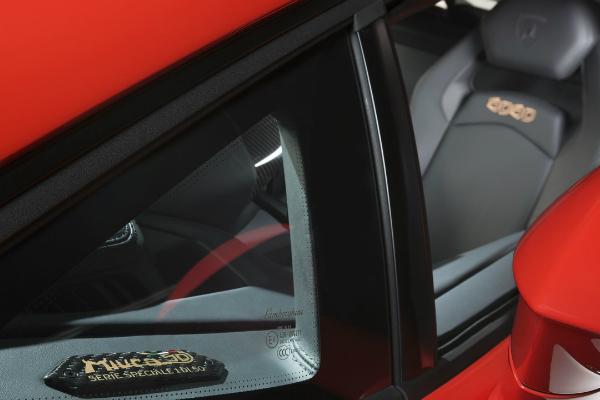 Lamborghini представила уникальную версию суперкара Aventador (ФОТО)