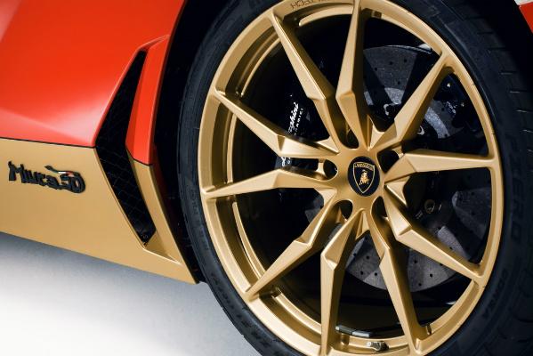 Lamborghini представила уникальную версию суперкара Aventador (ФОТО)