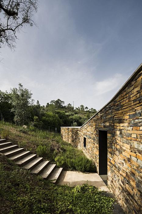 Соответствуя природному ландшафту: необычный жилой дом в Португалии (ФОТО)