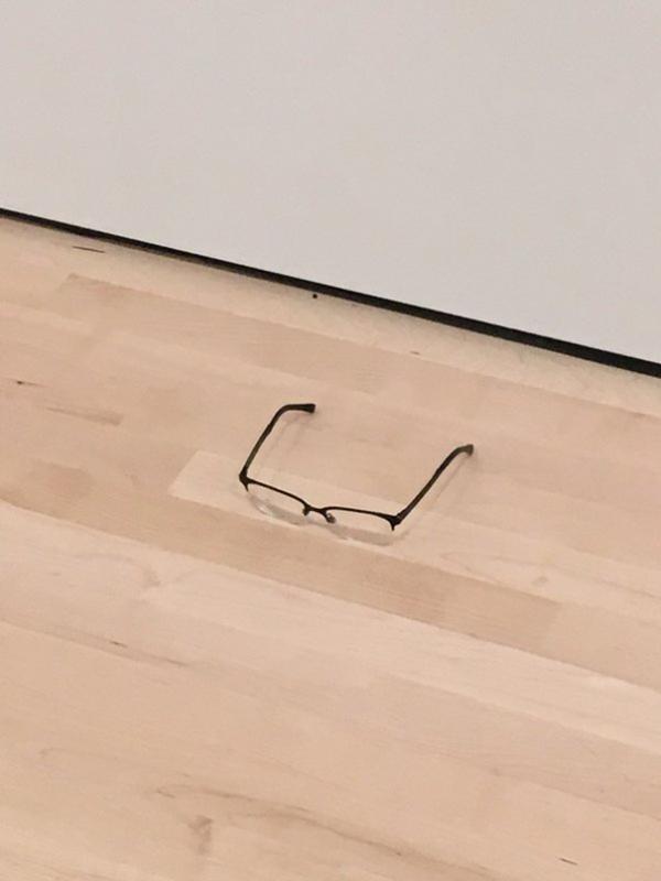 Оставленные на полу музея очки приняли за произведение искусства (ФОТО)