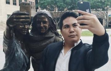 Глупость по-американски: в штате Техас установили памятник селфи (ФОТО)