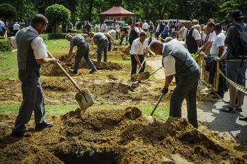 В Венгрии прошли соревнования по скоростному рытью могил (ФОТО)