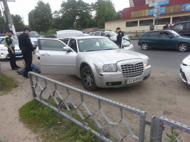 Харьковские полицейские устроили погоню за автомобилем, в который насильно затащили девушку (ФОТО)