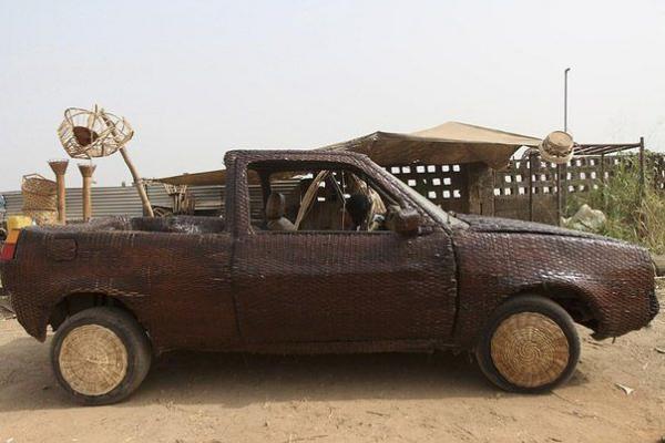 Тюнинг по-африкански. Мастер из Нигерии рассекает по городу на плетеном авто (ФОТО)