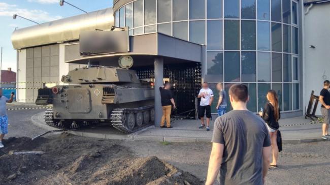 Советская гаубица «взяла штурмом» польский ночной клуб (ФОТО)