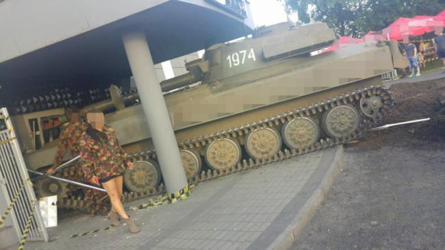 Советская гаубица «взяла штурмом» польский ночной клуб (ФОТО)