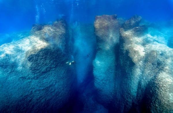 Удивительные подводные пещеры на снимках Чарли Юнга (ФОТО)