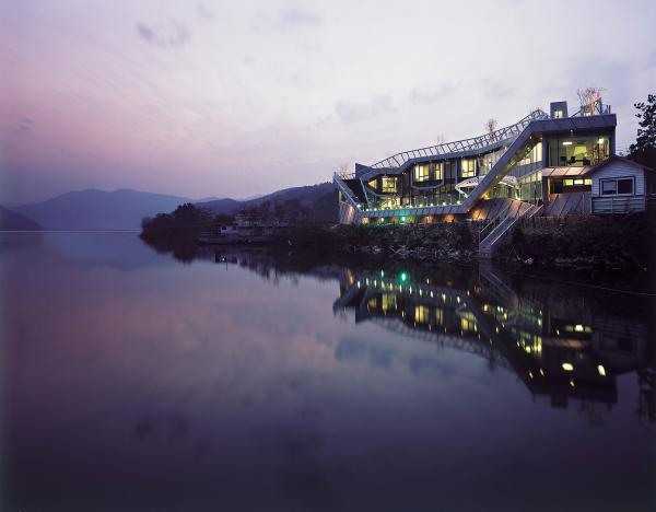 Корейцы построили неправильный стеклянный дом (ФОТО)
